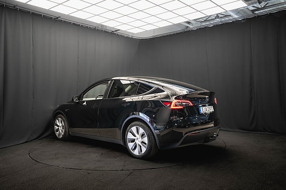 Tesla Model Y 8 of 23