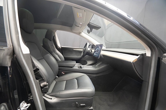 Tesla Model Y 17 of 23