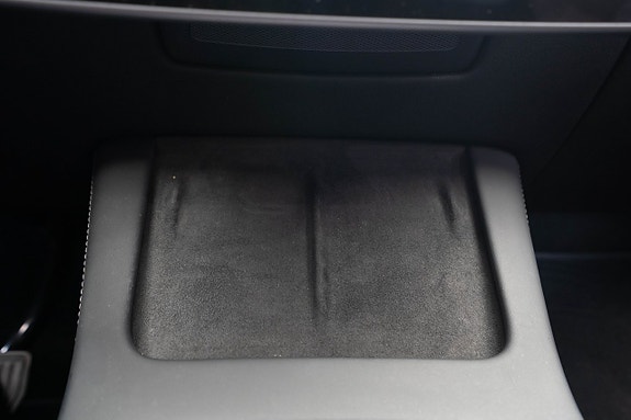 Tesla Model Y 21 of 23