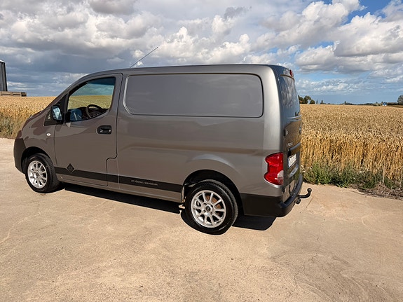 Nissan NV200 3 of 7