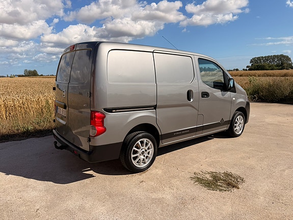 Nissan NV200 4 of 7