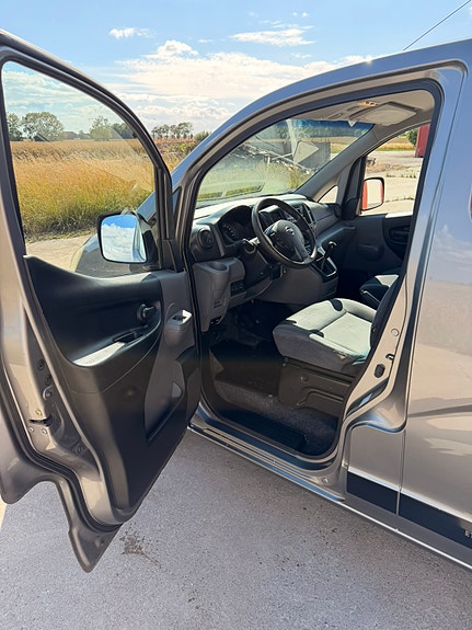 Nissan NV200 5 of 7