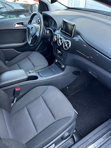 Mercedes-Benz B180 11 of 14