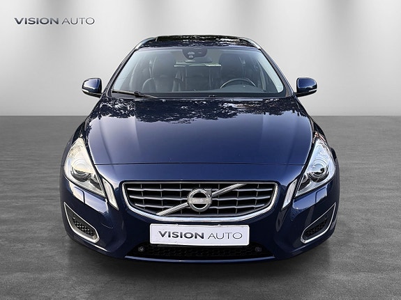 Volvo V60 2 of 26