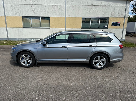 Volkswagen Passat 2 of 30