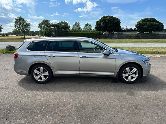 Volkswagen Passat 6 of 30