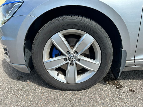Volkswagen Passat 12 of 30