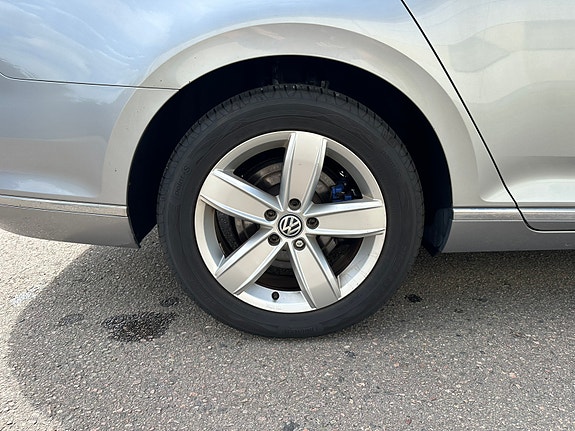 Volkswagen Passat 10 of 30