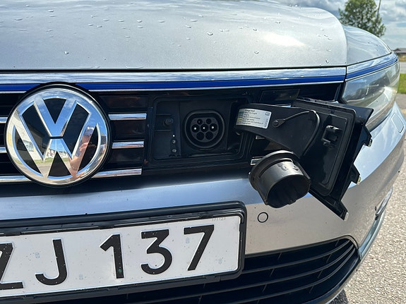 Volkswagen Passat 13 of 30