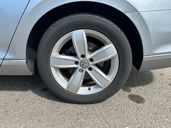 Volkswagen Passat 11 of 30