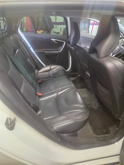 Volvo V60 2 of 16