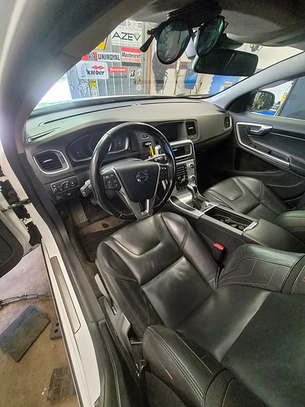 Volvo V60 8 of 16