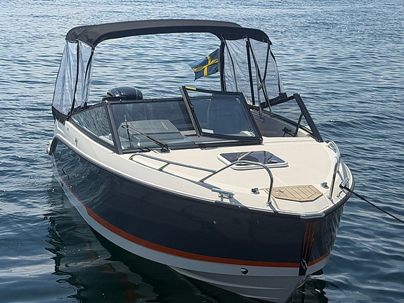 Uttern D59 Premium Edition Mercury F115 CT/Årsmodell 2022/30/km Trailer. 4 of 17