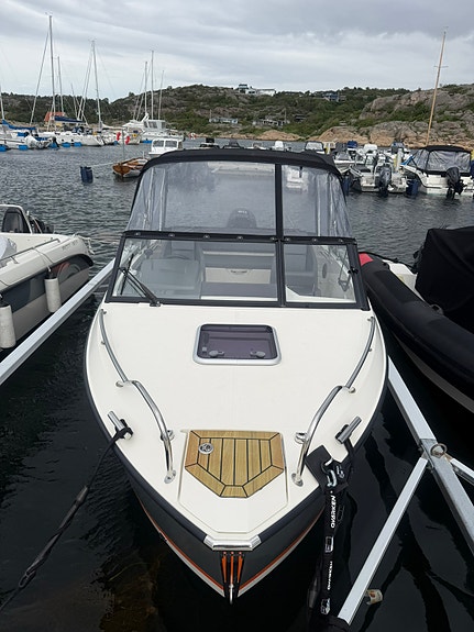 Uttern D59 Premium Edition Mercury F115 CT/Årsmodell 2022/30/km Trailer. 2 of 17