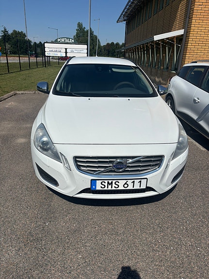 Volvo V60 2 of 9