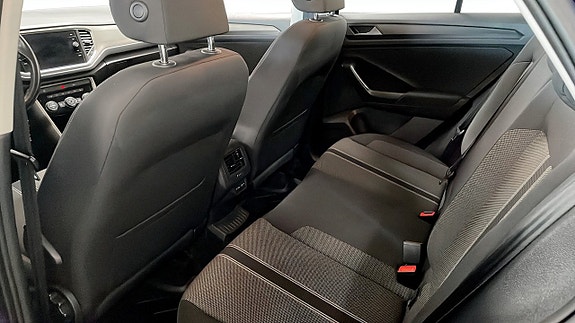 Volkswagen T-Roc 11 of 12