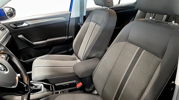 Volkswagen T-Roc 8 of 12