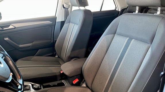 Volkswagen T-Roc 8 of 16