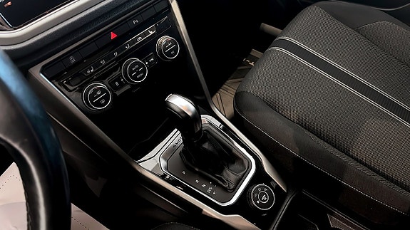 Volkswagen T-Roc 15 of 16