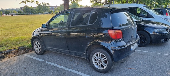 Toyota Yaris 2 of 10