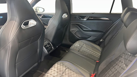 Volkswagen Passat 13 of 16