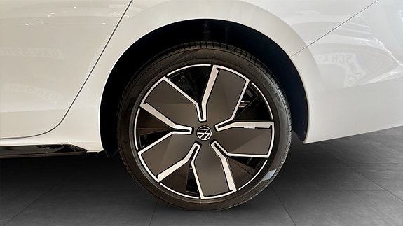 Volkswagen Passat 10 of 16