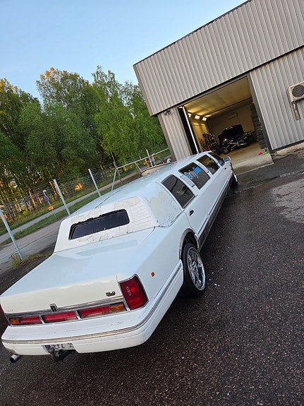 Lincoln Town Car 4 of 6