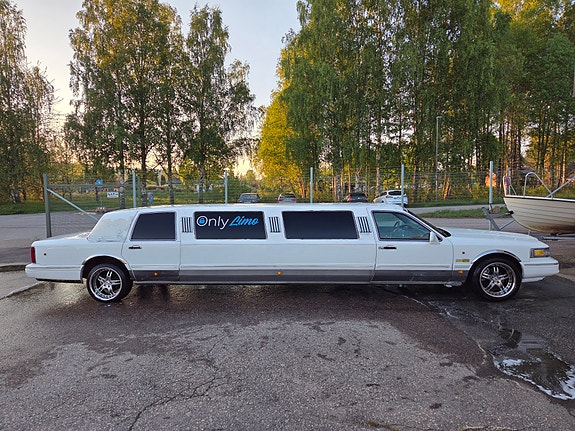 Lincoln Town Car 3 of 6
