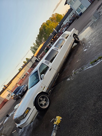 Lincoln Town Car 2 of 6