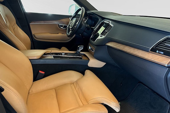 Volvo XC90 10 of 30