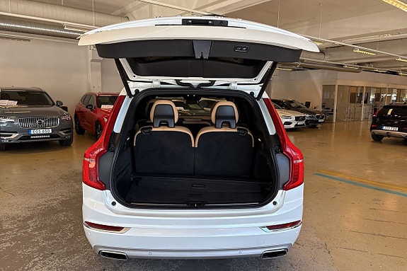 Volvo XC90 30 of 30