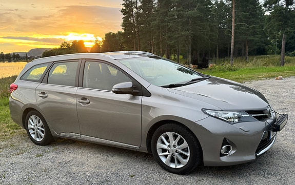 Toyota Auris 2 of 5