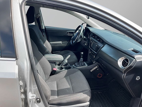 Toyota Auris 7 of 11