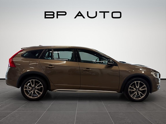 Volvo V60 Cross Country 7 of 25