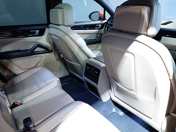 Porsche Cayenne S 8 of 13