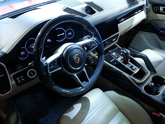 Porsche Cayenne S 9 of 13