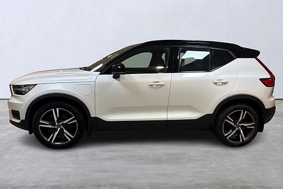Volvo XC40 2 of 14