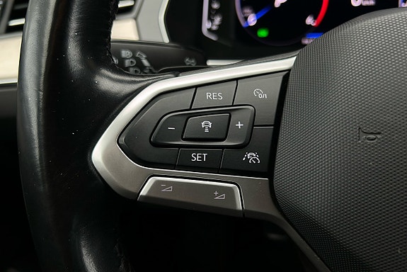 Volkswagen Passat 25 of 30