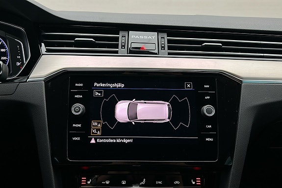 Volkswagen Passat 26 of 30