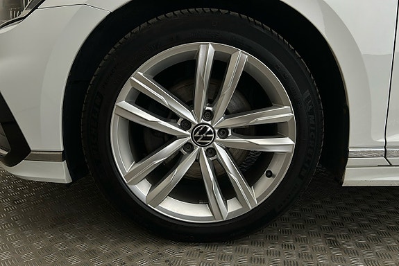 Volkswagen Passat 12 of 30