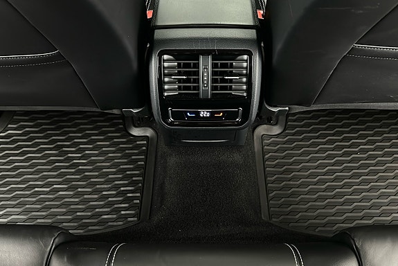 Volkswagen Passat 21 of 30