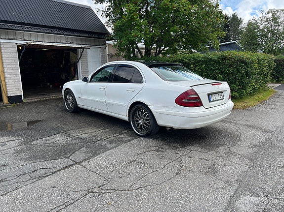 Mercedes-Benz E220 2 of 2
