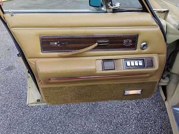 Chrysler New Yorker 8 of 15