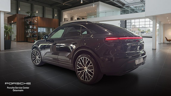 Porsche Macan 4 2 of 11