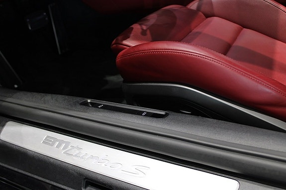 Porsche 911 Turbo S 10 of 18
