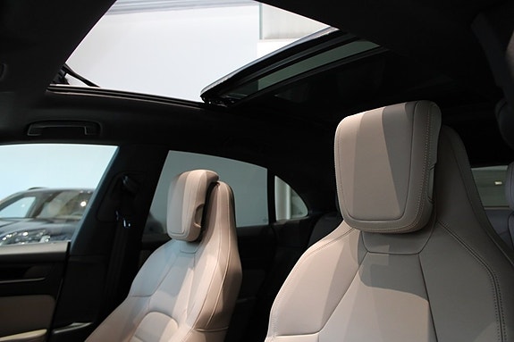 Porsche Macan 4 4 of 17