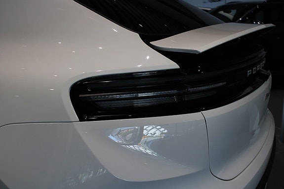 Porsche Macan 4 10 of 17