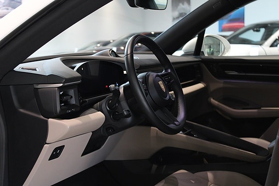 Porsche Macan 4 3 of 17