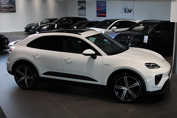 Porsche Macan 4 8 of 17