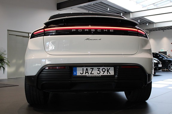 Porsche Macan 4 7 of 17